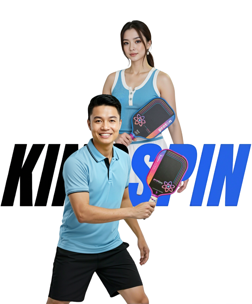 Cán vợt pickleball với mã số được viết bằng bút kính
